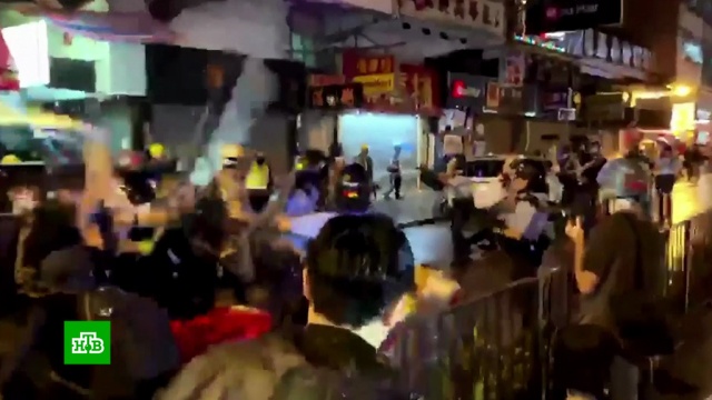 Гонконгские мятежники избивали полицейских арматурой и трубами.Гонконг, Госдепартамент США, драки и избиения, Китай, митинги и протесты, оппозиция, полиция, СМИ, США.НТВ.Ru: новости, видео, программы телеканала НТВ