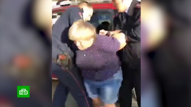 Жительница Сахалина устроила драку с полицией после пьяной езды с ребенком в машине.Сахалин, автомобили, дети и подростки, полиция, пьяные, скандалы.НТВ.Ru: новости, видео, программы телеканала НТВ