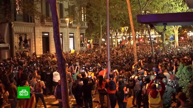 Среди демонстрантов в Барселоне наметился раскол из-за жесткости протеста.Каталония, беспорядки, митинги и протесты, референдумы.НТВ.Ru: новости, видео, программы телеканала НТВ