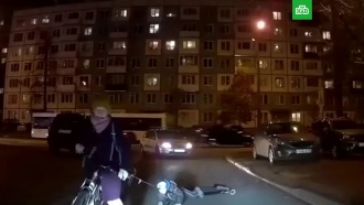 Мать привязала к велосипеду сына на самокате