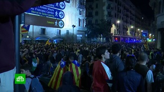 В Барселоне протестующие осадили полицейское управление