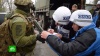 Сотрудники ОБСЕ следят за процессом разведения сил в поселке Золотое