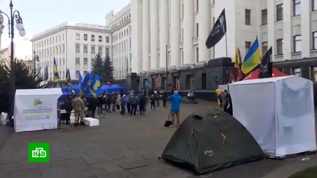 Около 100 человек провели ночь в палатках перед офисом Зеленского.Зеленский, Киев, Украина, митинги и протесты.НТВ.Ru: новости, видео, программы телеканала НТВ