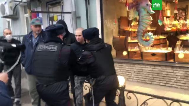 Более 30 националистов задержаны у станции метро «Цветной бульвар».Москва, задержание, национальная рознь, полиция.НТВ.Ru: новости, видео, программы телеканала НТВ