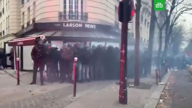 Беспорядки в Париже: полиция применила слезоточивый газ.Париж, Франция, беспорядки, законодательство, митинги и протесты, полиция.НТВ.Ru: новости, видео, программы телеканала НТВ