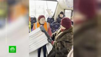 В Петербурге женщина пыталась затащить в троллейбус скамейку