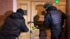 Бойцы ОМОНа взломали дверь тайно работающего московского бара: видео 