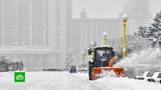 В Москве устраняют последствия ночного снегопада.Москва, зима, морозы, погода, погодные аномалии.НТВ.Ru: новости, видео, программы телеканала НТВ