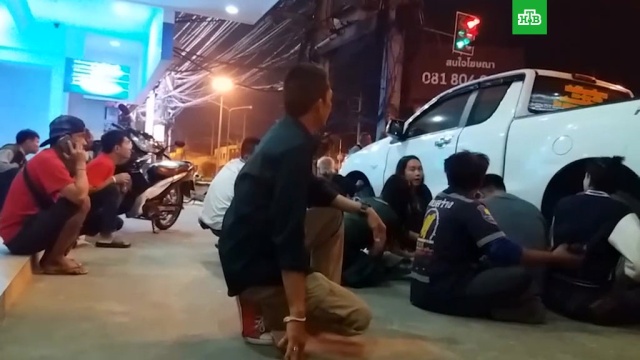 Люди бегут от ТЦ в Таиланде после начала штурма.Таиланд, стрельба, убийства и покушения.НТВ.Ru: новости, видео, программы телеканала НТВ