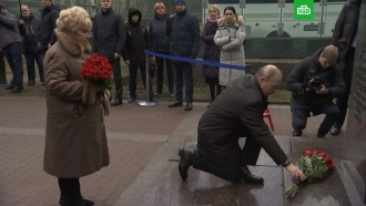 Путин возложил розы к памятнику Собчаку