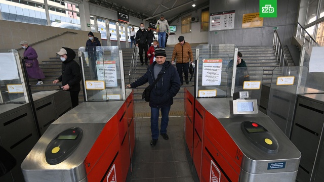 Около 600 человек без пропуска не пустили столичный транспорт утром в среду.Москва, коронавирус, метро.НТВ.Ru: новости, видео, программы телеканала НТВ