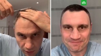 Виталий Кличко перед зеркалом сам себя подстриг