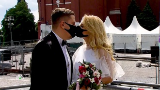 Свадьбы в масках и дистанция на ярмарках: Россия возвращается к привычной жизни