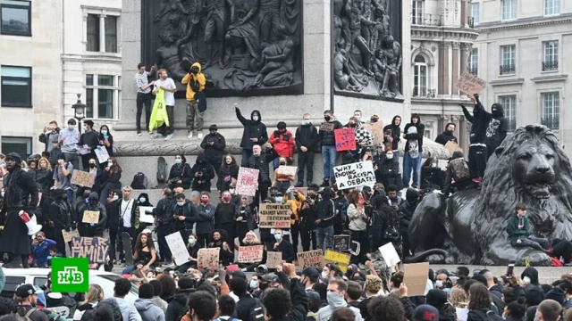 Британские футбольные фанаты встали на защиту памятников от протестующих.Великобритания, беспорядки, вандализм, митинги и протесты, памятники.НТВ.Ru: новости, видео, программы телеканала НТВ