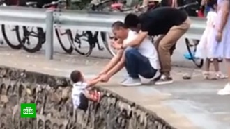 Китаец свесил сына с обрыва ради эффектного фото