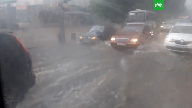Мощный ливень превратил улицы Краснодара в реки.Краснодар, погода, погодные аномалии.НТВ.Ru: новости, видео, программы телеканала НТВ