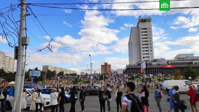 На месте гибели участника протестов в Минске проходит многотысячная акция.Белоруссия, МВД, беспорядки, выборы, митинги и протесты.НТВ.Ru: новости, видео, программы телеканала НТВ
