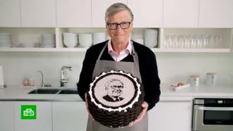Билл Гейтс испек торт к 90-летию Уоррена Баффета