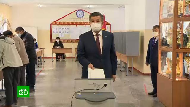 Президент Киргизии проголосовал на парламентских выборах одним из первых.выборы, Киргизия, парламенты.НТВ.Ru: новости, видео, программы телеканала НТВ