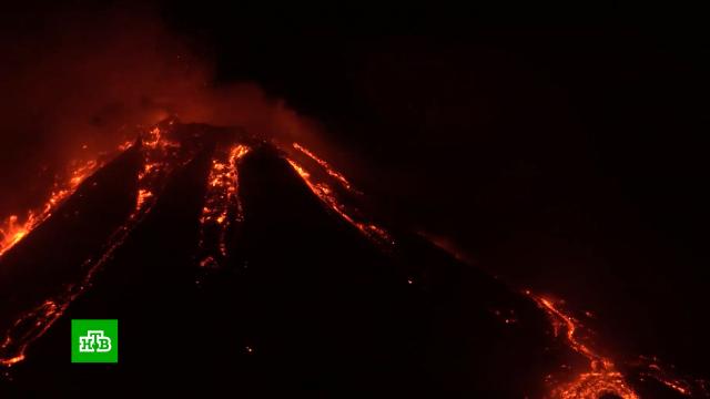 Извержение вулкана Этна сняли на видео.Италия, вулканы, извержения.НТВ.Ru: новости, видео, программы телеканала НТВ