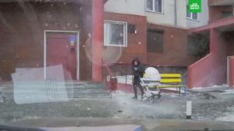 Упавшая глыба льда едва не покалечила жительницу Владивостока