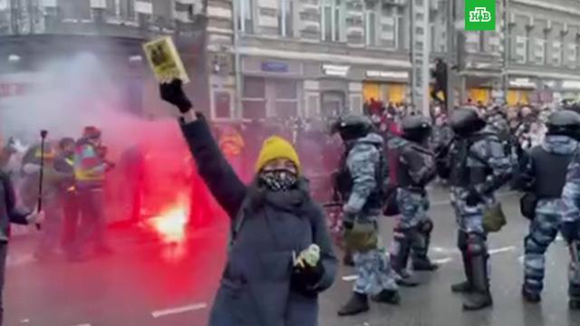 Протестующие устроили драку с ОМОНом на Страстном бульваре.Москва, Навальный, драки и избиения, митинги и протесты.НТВ.Ru: новости, видео, программы телеканала НТВ