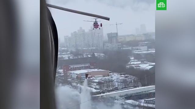 К месту пожара в Москве отправили вертолеты, рядом находятся 40 баллонов с пропаном.МЧС, взрывы газа, пожары.НТВ.Ru: новости, видео, программы телеканала НТВ