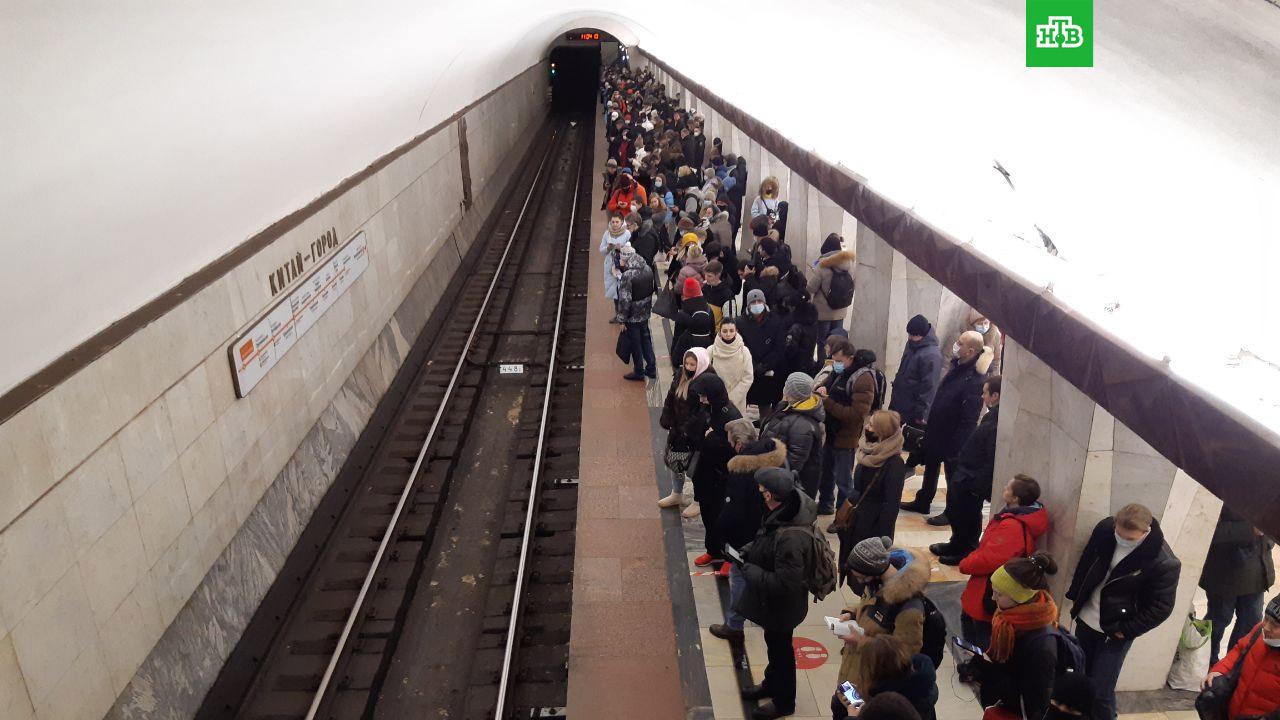 Что сегодня произошло в московском метро. Человек упал на рельсы в метро. Рельсы метро.