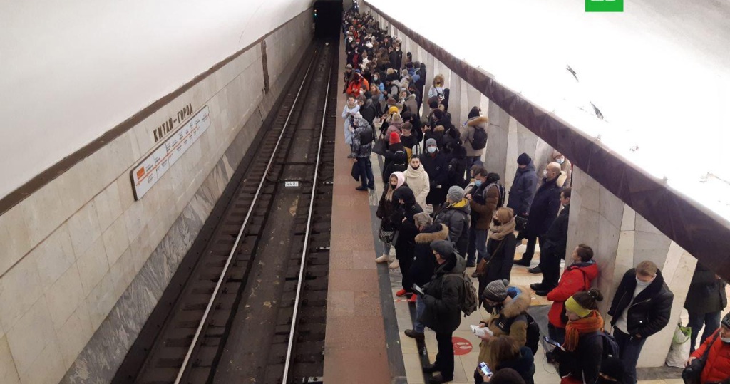 Два человека за одно утро упали на рельсы в московском метро/НТВRu