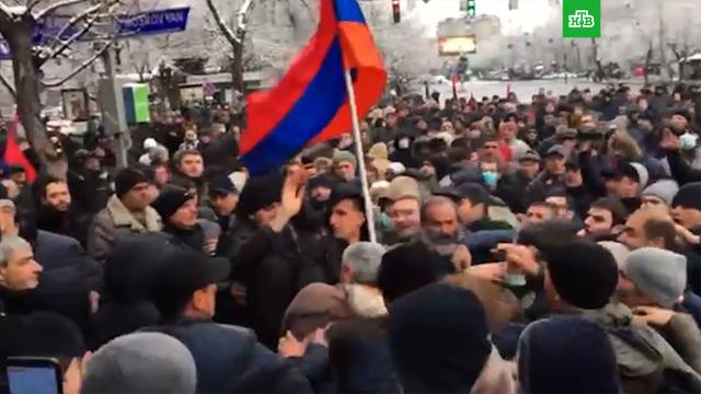 Противники и сторонники Пашиняна устроили драку в центре Еревана.Армения, Ереван, драки и избиения, митинги и протесты.НТВ.Ru: новости, видео, программы телеканала НТВ