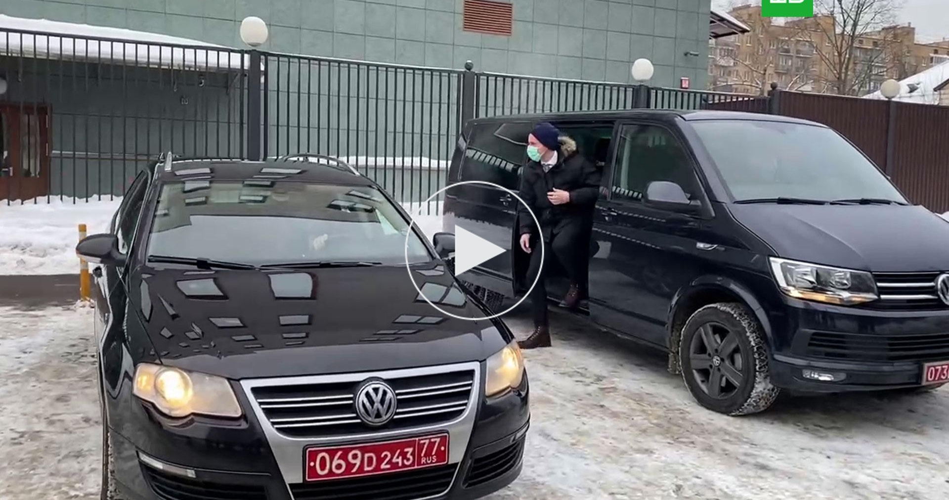 Машины посольств на суде Навального
