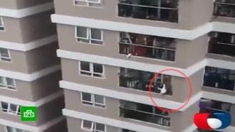 Курьер поймал выпавшую с 12-го этажа девочку