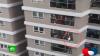 Курьер поймал выпавшую с 12-го этажа девочку: видео