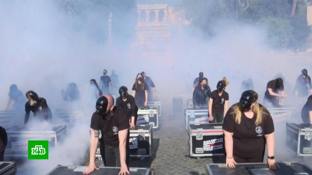 Работники сферы шоу-бизнеса с чемоданами оборудования устроили протесты в Риме.Италия, Рим, коронавирус, митинги и протесты, шоу-бизнес, эпидемия.НТВ.Ru: новости, видео, программы телеканала НТВ