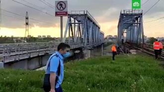 Девушка погибла от удара током, когда пыталась сделать селфи на мосту в Ярославле