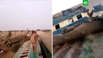 Два пассажирских поезда столкнулись на юге Пакистана, десятки погибших