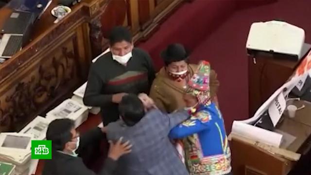 Массовая драка в парламенте Боливии: сцепились даже женщины.Боливия, драки и избиения, парламенты, скандалы.НТВ.Ru: новости, видео, программы телеканала НТВ