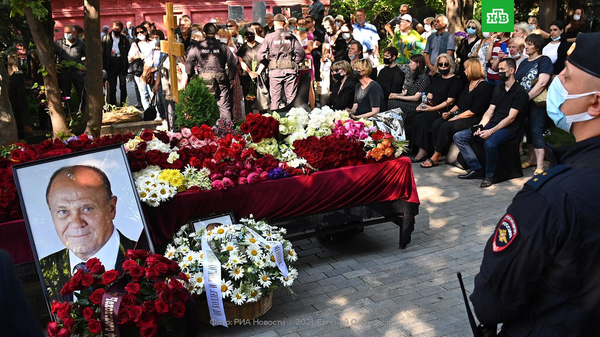 Похороны погибших в крокусе фото. Могила Владимира Меньшова.