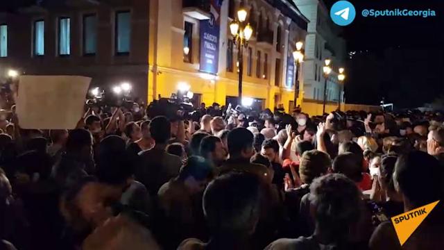 Журналисты перекрыли улицы в Тбилиси после смерти коллеги из-за гей-парада.Грузия, гомосексуализм/ЛГБТ, драки и избиения, парламенты.НТВ.Ru: новости, видео, программы телеканала НТВ