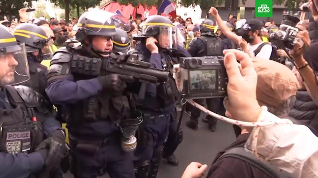 Полиция Парижа применила слезоточивый газ на митинге против вакцинации.Париж, Франция, демонстрации, драки и избиения, коронавирус, митинги и протесты, полиция.НТВ.Ru: новости, видео, программы телеканала НТВ