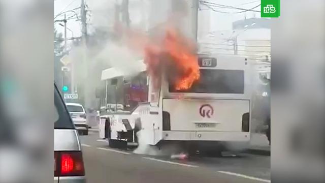 Автобус загорелся на ходу в Красноярске.ДТП, автобусы, пожары.НТВ.Ru: новости, видео, программы телеканала НТВ