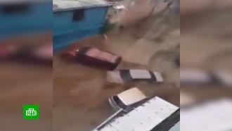 В Венесуэле селевые потоки уносили автомобили и людей