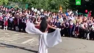 Хабаровских первоклассников удивили на линейке танцем живота