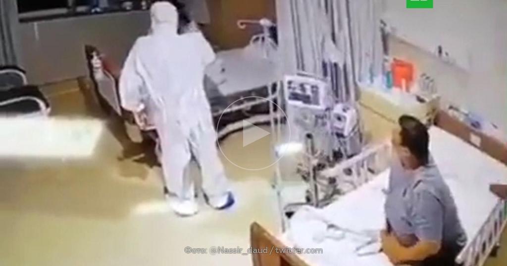 Малыш хнычущий при виде врача