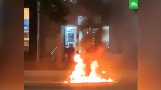 Вспыхнувший с центре Москвы мотоцикл сняли на видео