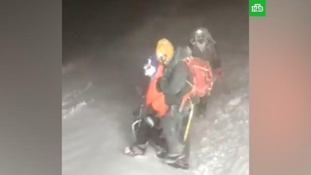 Найдены четверо альпинистов, запросивших помощь на Эльбрусе.МЧС, Эльбрус, альпинизм.НТВ.Ru: новости, видео, программы телеканала НТВ