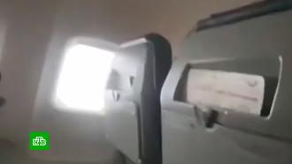 Пассажиры сняли удар молнии в самолет: кадры из салона