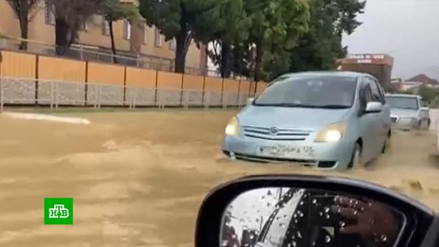 После сильного дождя улицы Сочи превратились в бурные реки.Сочи, наводнения, погода.НТВ.Ru: новости, видео, программы телеканала НТВ