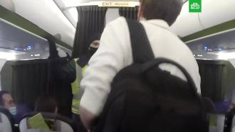 Пьяного пассажира в банном халате сняли с рейса Омск — Москва