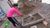 Теряющая зрение мать-одиночка своими руками строит дом в Хакасии
